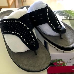 🖤New Extremely comfort flexus sandal🖤